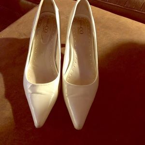Nine & Co.  Pointy pumps